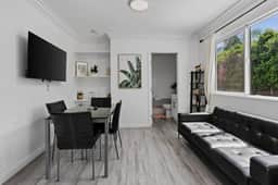 Modern 1B1B Private Entrance Gibson