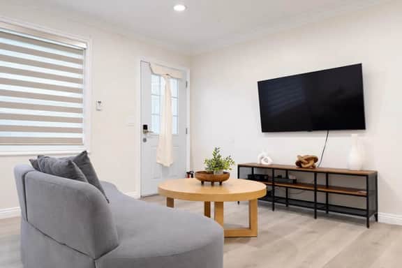 3B2B Modern House w/ Backyard