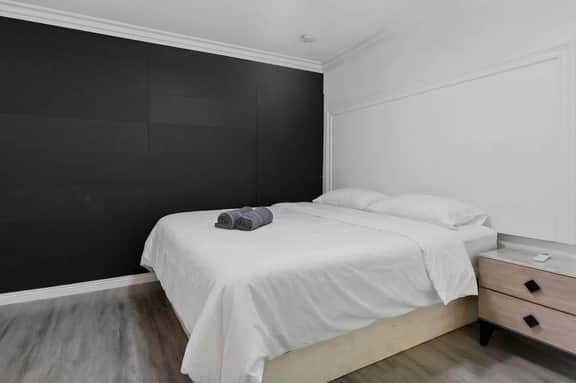 Modern 1B1B Private Entrance Gibson