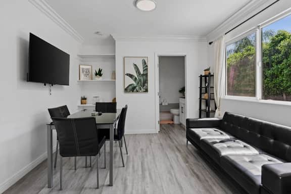 Modern 1B1B Private Entrance Gibson