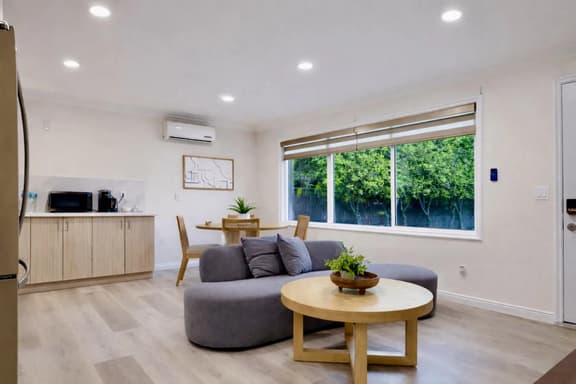 3B2B Modern House w/ Backyard