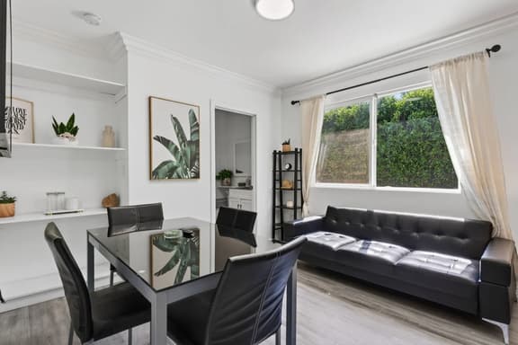 Modern 1B1B Private Entrance Gibson