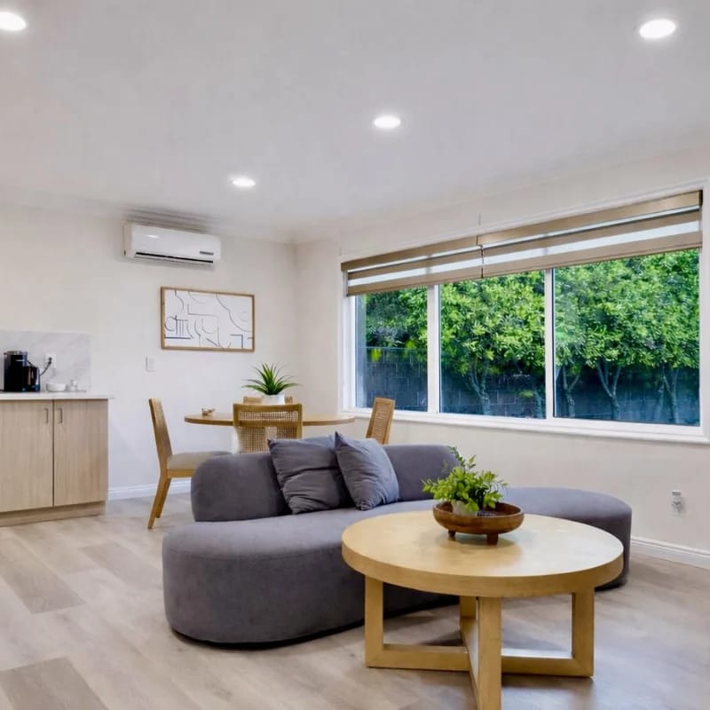 3B2B Modern House w/ Backyard