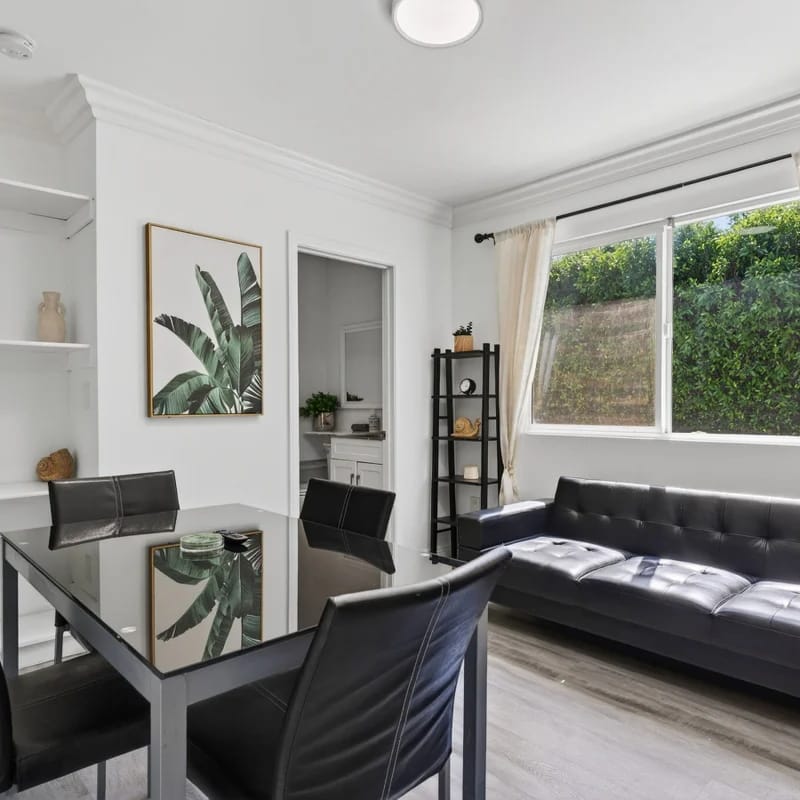 Modern 1B1B Private Entrance Gibson